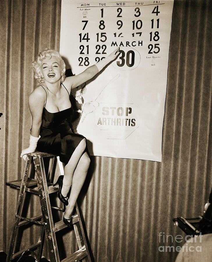 Marilyn Monroe Pointing To Large Photograph by Bettmann