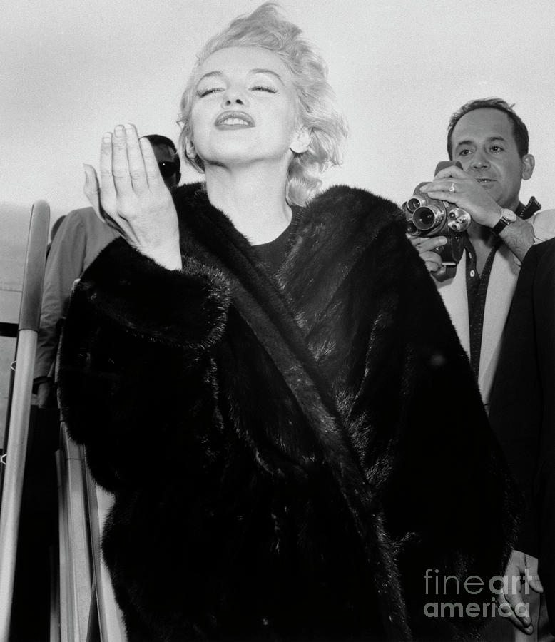 Marilyn Monroe Throws A Kiss At Airport Photograph by Bettmann