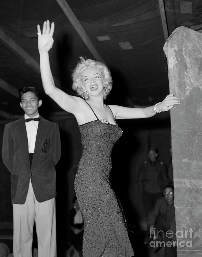 Marilyn Monroe Waving Photograph by Bettmann