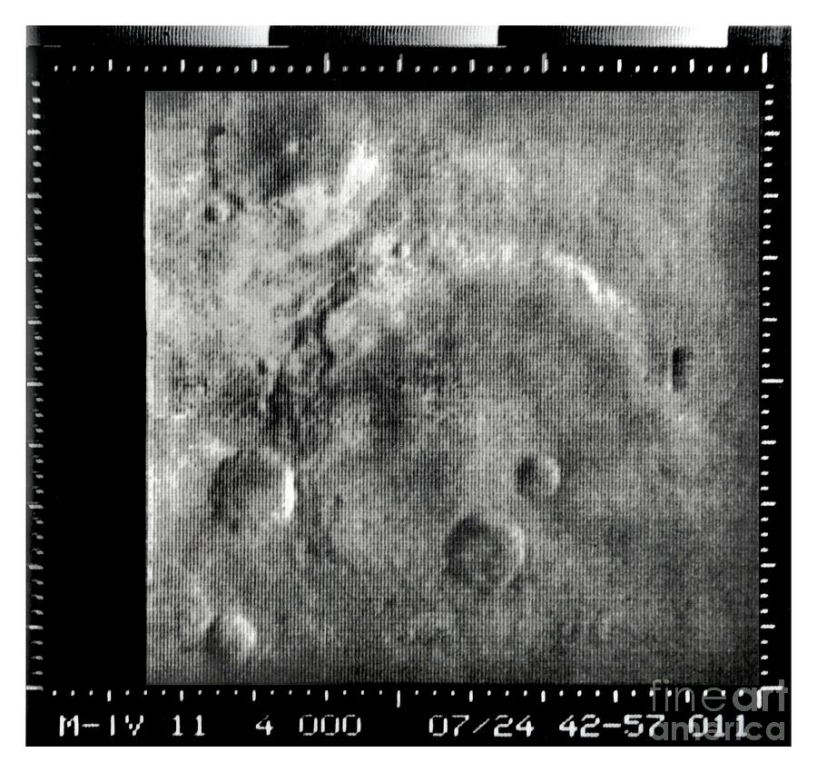 Mariner Crater On Mars Photograph by Nasa/vrs/detlev Van Ravenswaay/science Photo Library