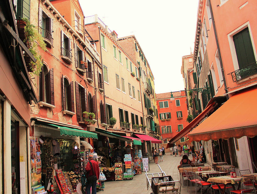 Color Mixed Media - Market In Venice by Les Mumm