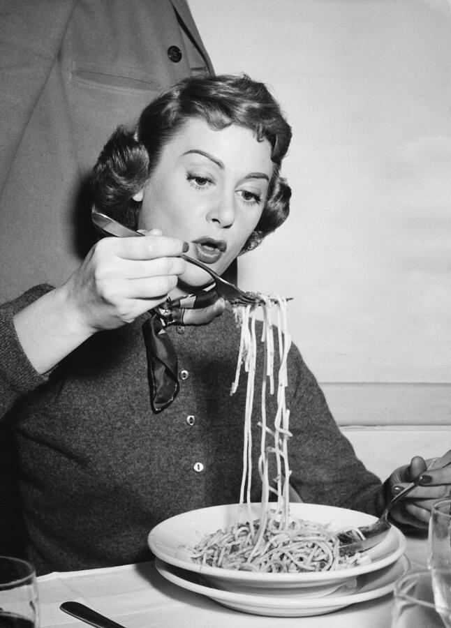 Martine Carol Eating Spaghetti Photograph by Keystone-france - Fine Art ...