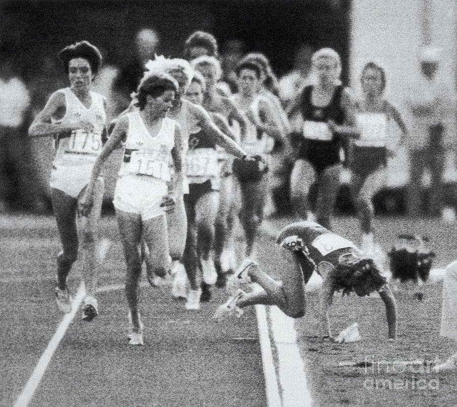 Mary Decker Falling In 3000 Meter Race Photograph by Bettmann