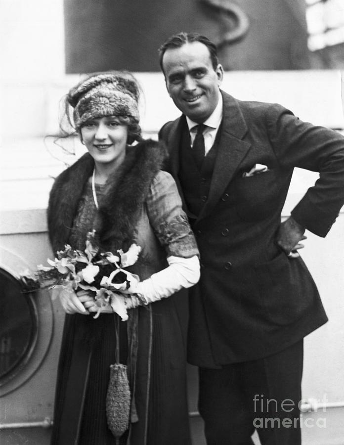 Mary Pickford And Douglas Fairbanks Photograph by Bettmann