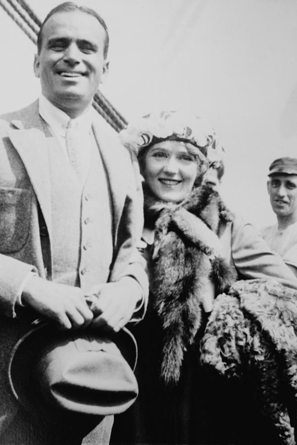 Mary Pickford & Douglas Fairbanks Arrive in Southampton, England ...