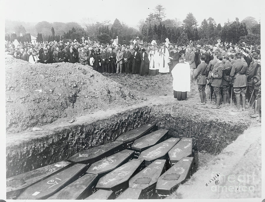 Mass Funeral Service For Lusitania Photograph by Bettmann