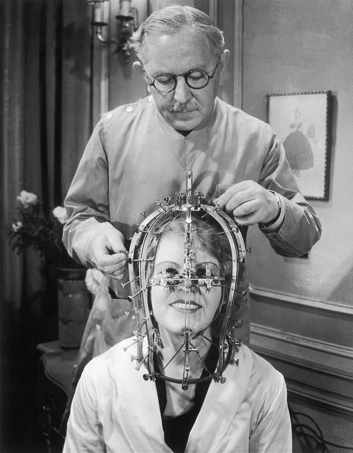 Max Factor And The Beauty Measuring Photograph by Keystone-france