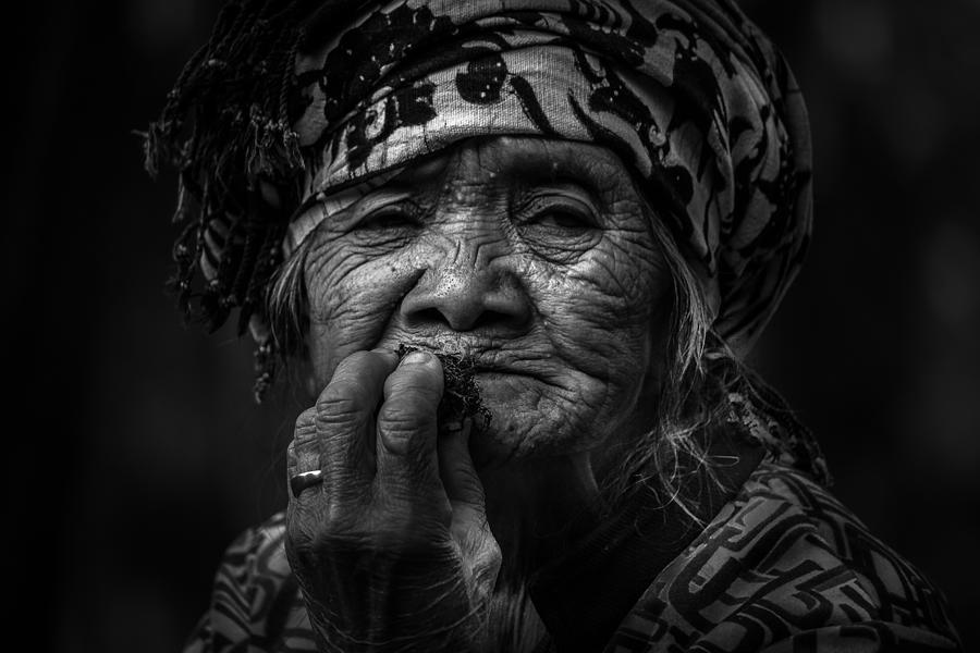 Portrait Photograph - Mbah Santining by Prianto Puji Anggriawan