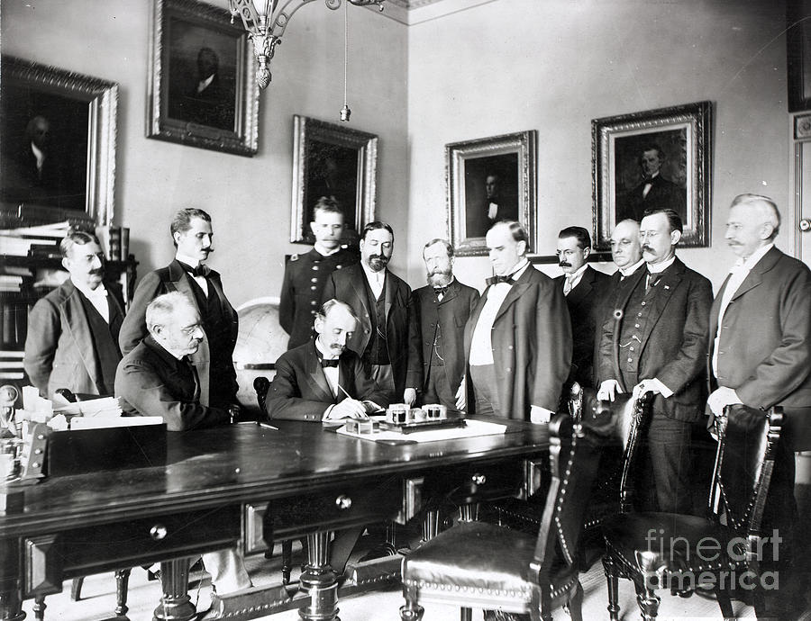 William Mckinley Photograph - Mckinley Watching Signing Of Peace by Bettmann