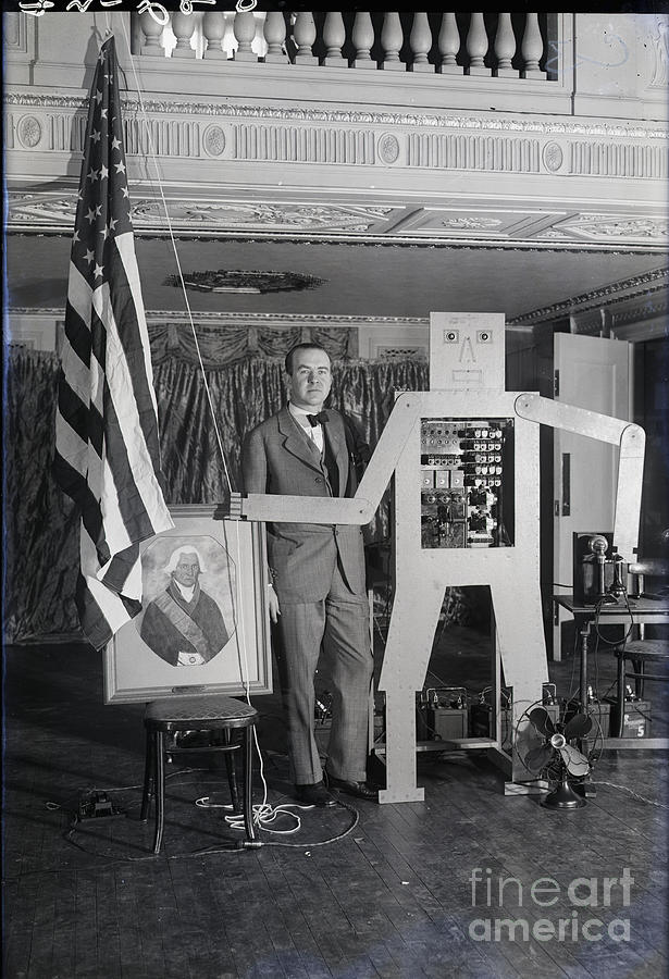 Mechanical Man Unveiling Portrait Photograph by Bettmann