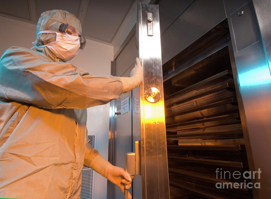 Pharmaceutical Photograph - Medical Clean Room by Public Health England/science Photo Library