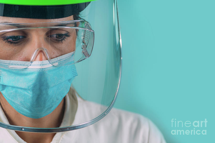 Medical Worker In Ppe Photograph by Microgen Images/science Photo Library
