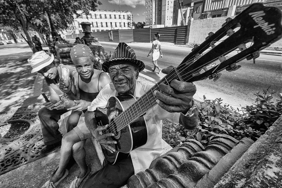 Black And White Photograph - Memphis In Havana by Andreas Bauer