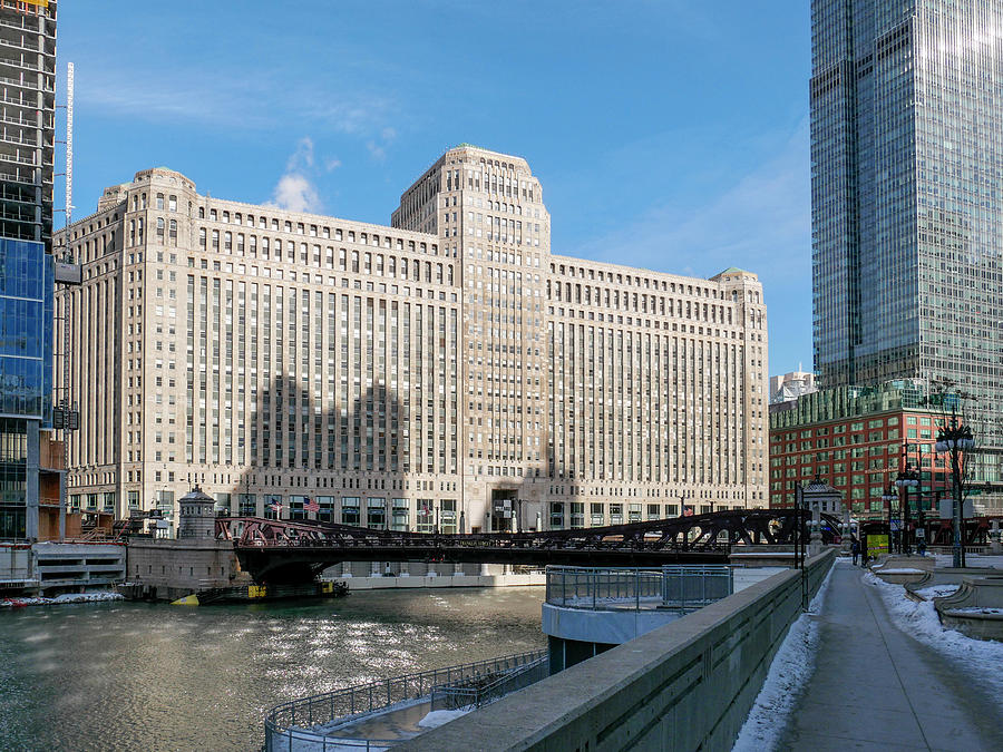 Merchandise Mart Buiding Photograph by Todd Bannor