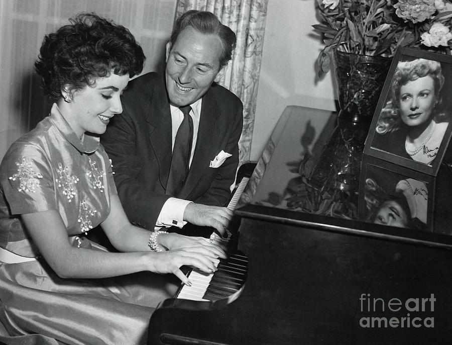 Michael Wilding & Liz Taylor Play Piano Photograph by Bettmann
