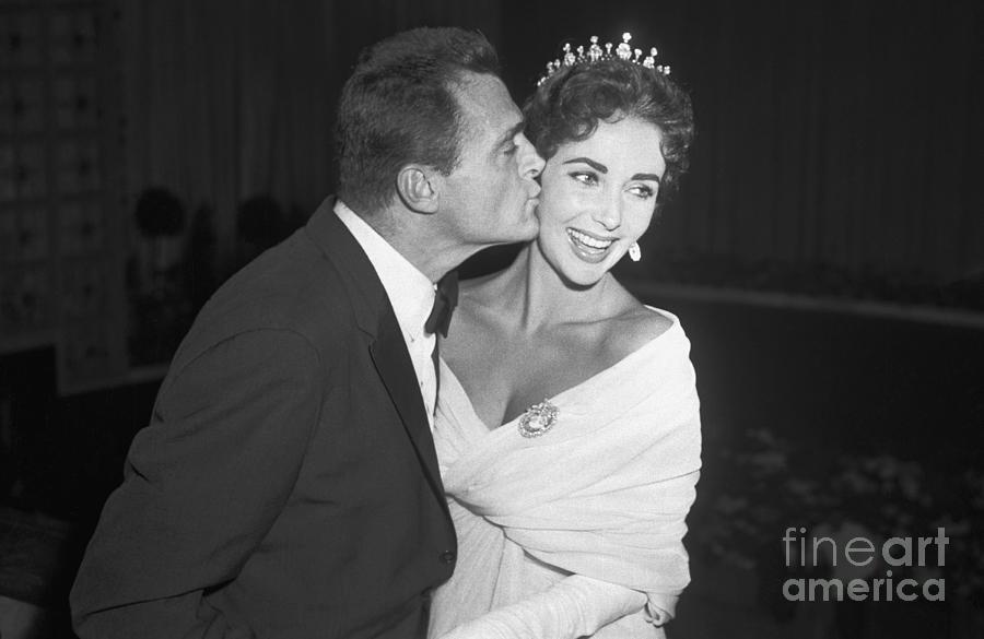Mike Todd And Liz Taylor Kissing Photograph by Bettmann