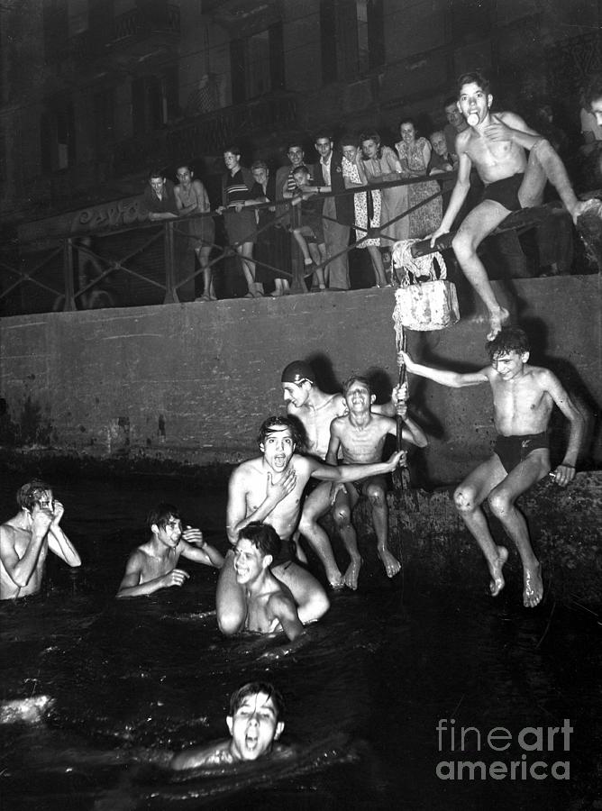 Milan, 1946. Aprés Guerre: Les Jeunes Gens Se Baignent Dans Le Canal Photograph by 