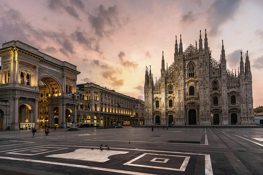 Milan Duomo Square With Galleria Vittorio Emanuele At Sunrise ...