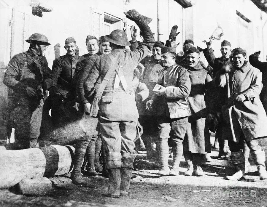 Military Men At Front, Wwi Armistice Photograph by Bettmann - Fine Art ...