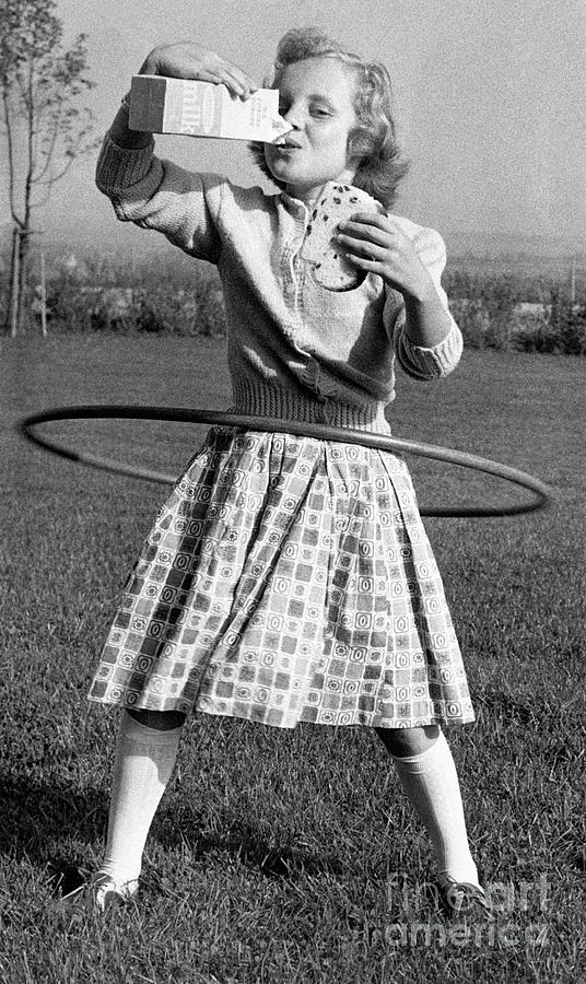 Mimi Jordan, Hula-hoop Champion Photograph by Bettmann