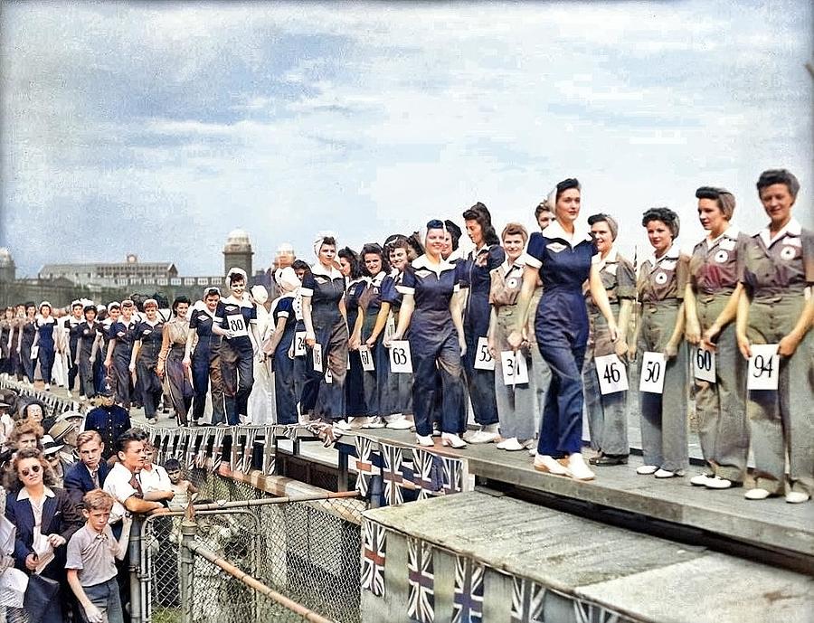 Miss War Worker Beauty Contest 1942, Canadian National Exhibition Grandstand Alexandra Studio Colori Painting