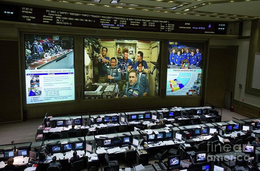 Mission Control And Iss Crew Photograph by Nasa/carla Cioffi/science Photo Library