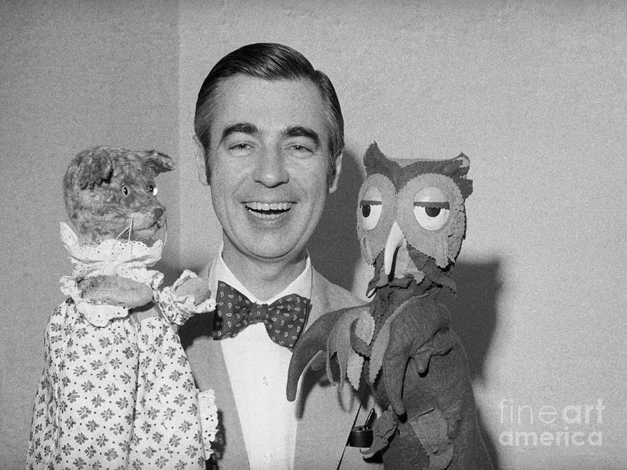 Mister Rogers With Owl And Cat Puppets Photograph by Bettmann