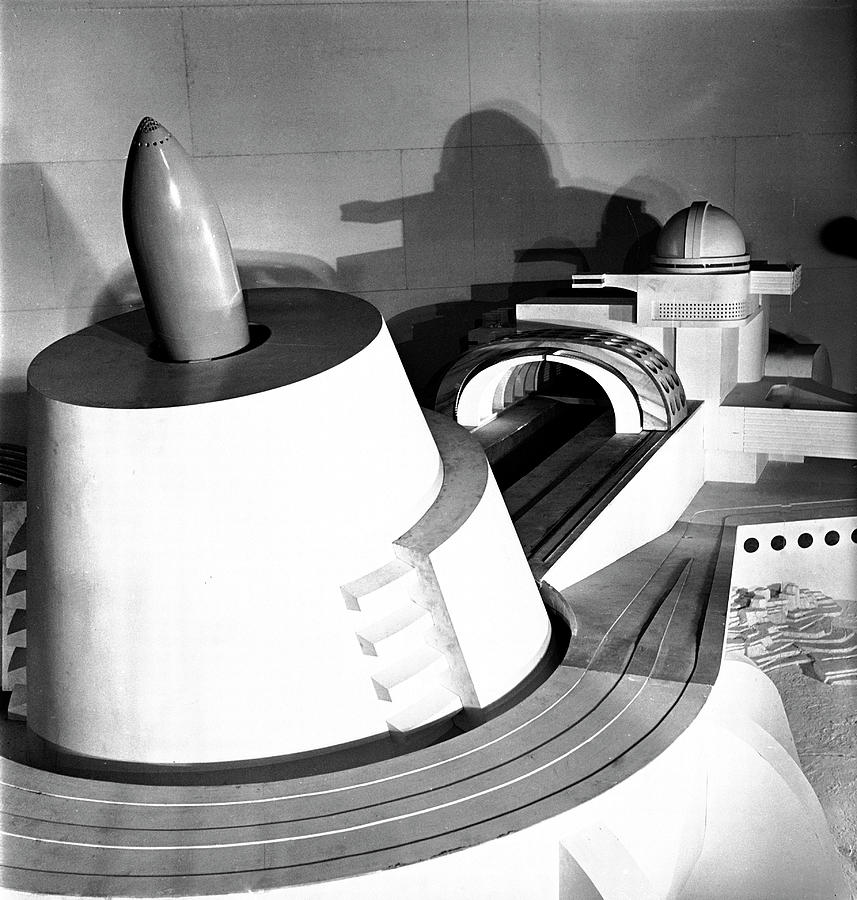 Model On Display At 1939 Worlds Fair Photograph by Alfred Eisenstaedt