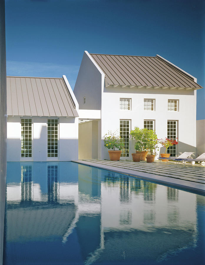 Modern White House Reflected In Swimming Pool Photograph by Durston Saylor