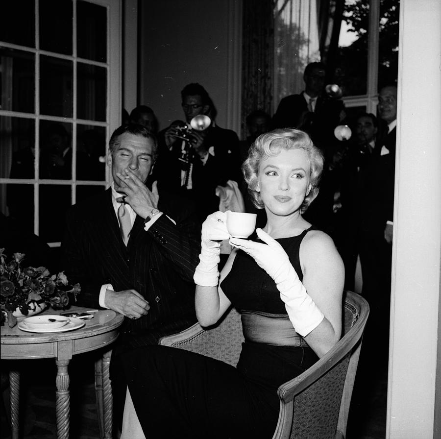 Monroe And Olivier Photograph by Harry Kerr