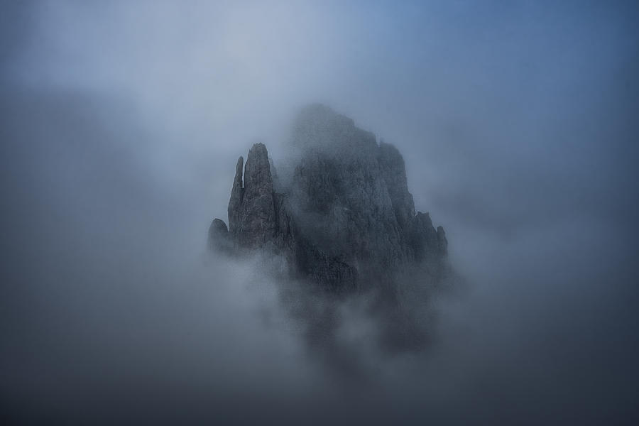 Montaa Entre La Niebla Photograph by Carlos Gonzalez