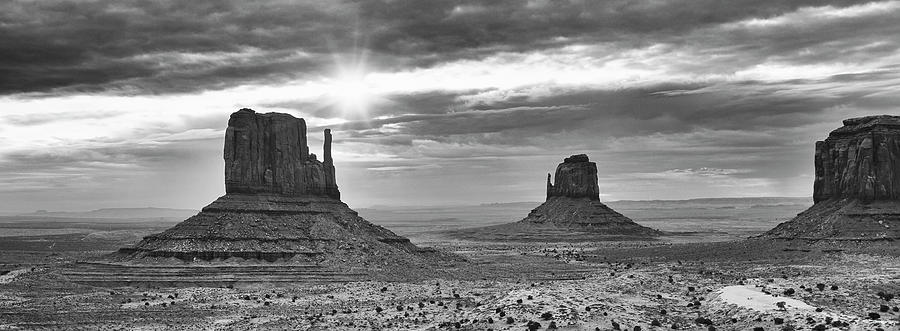 Monument Valley Photograph - Monument_valley_04 by Gordon Semmens