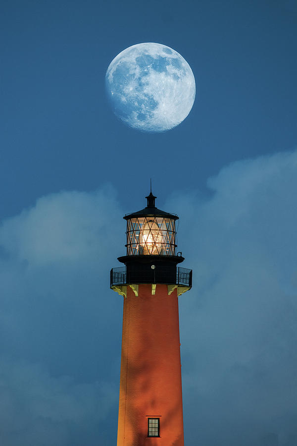 Moon Over Jupiter Lighthouse Photograph by Kim Seng