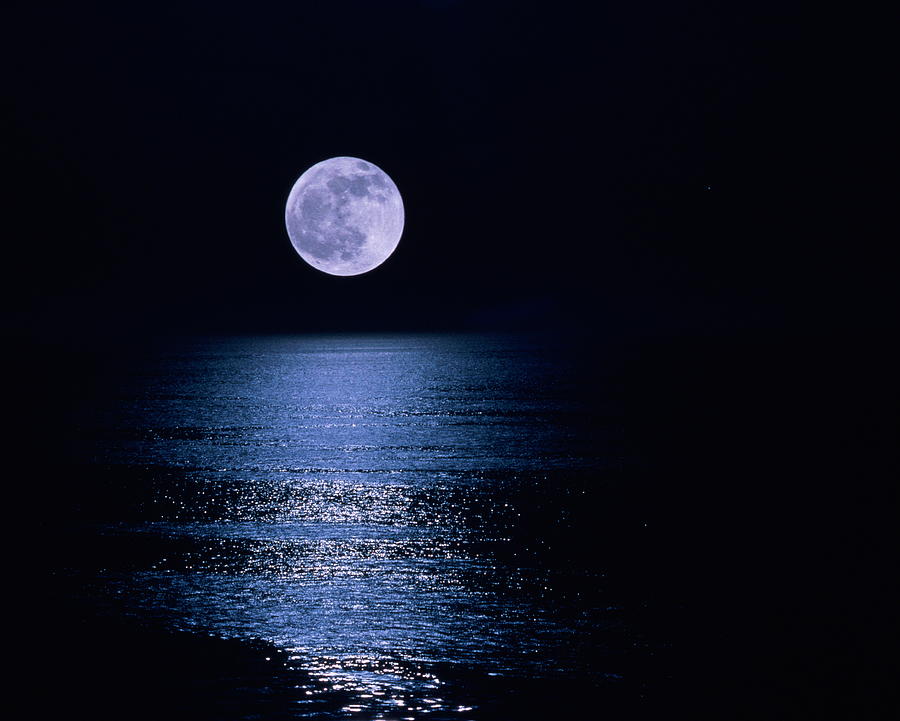 https://images.fineartamerica.com/images/artworkimages/mediumlarge/2/moon-reflecting-on-sea-at-night-ken-biggs.jpg