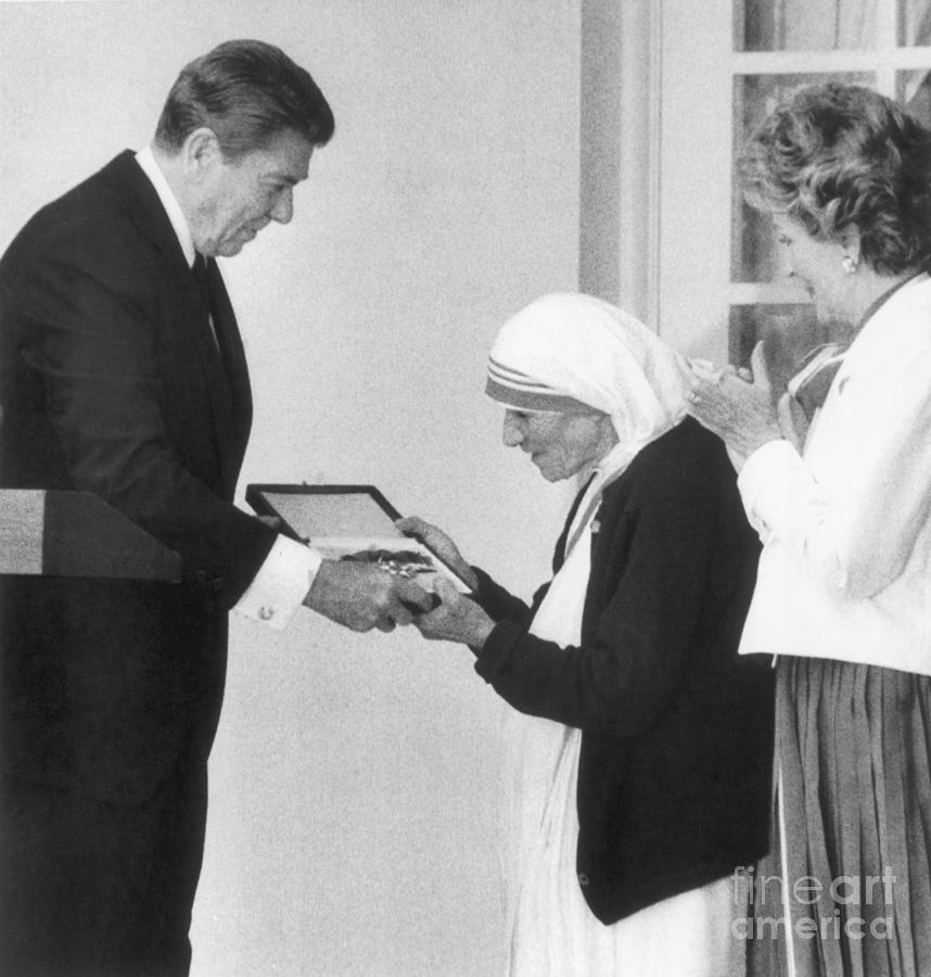 Mother Teresa Receives Medal Of Freedom Photograph by Bettmann