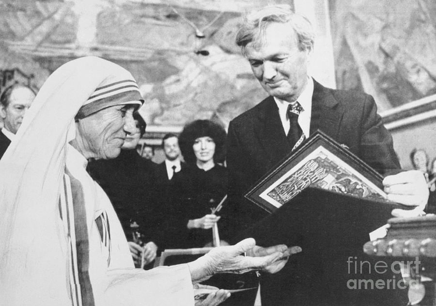 Mother Teresa Receiving Nobel Peace Photograph by Bettmann