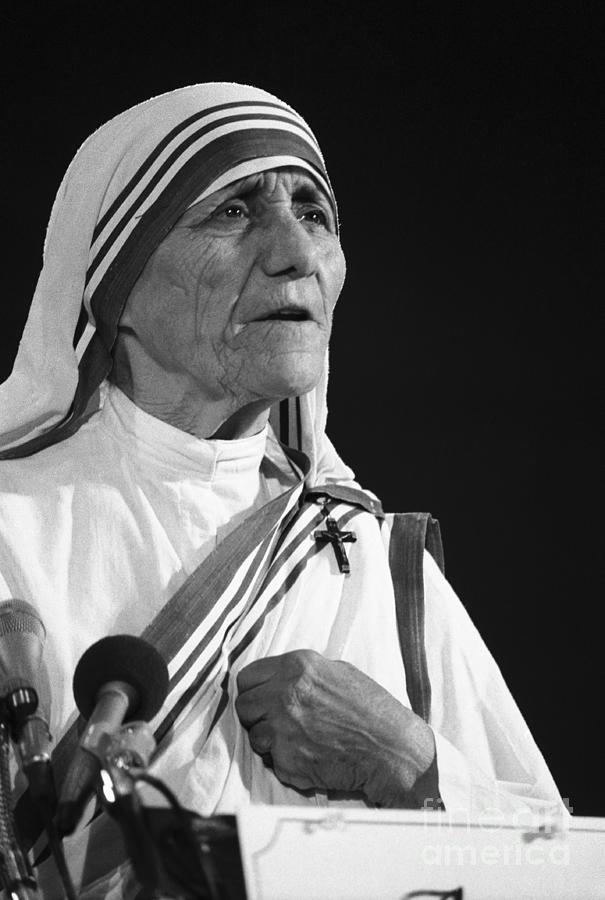 Mother Teresa Speaks To The American Photograph by Bettmann