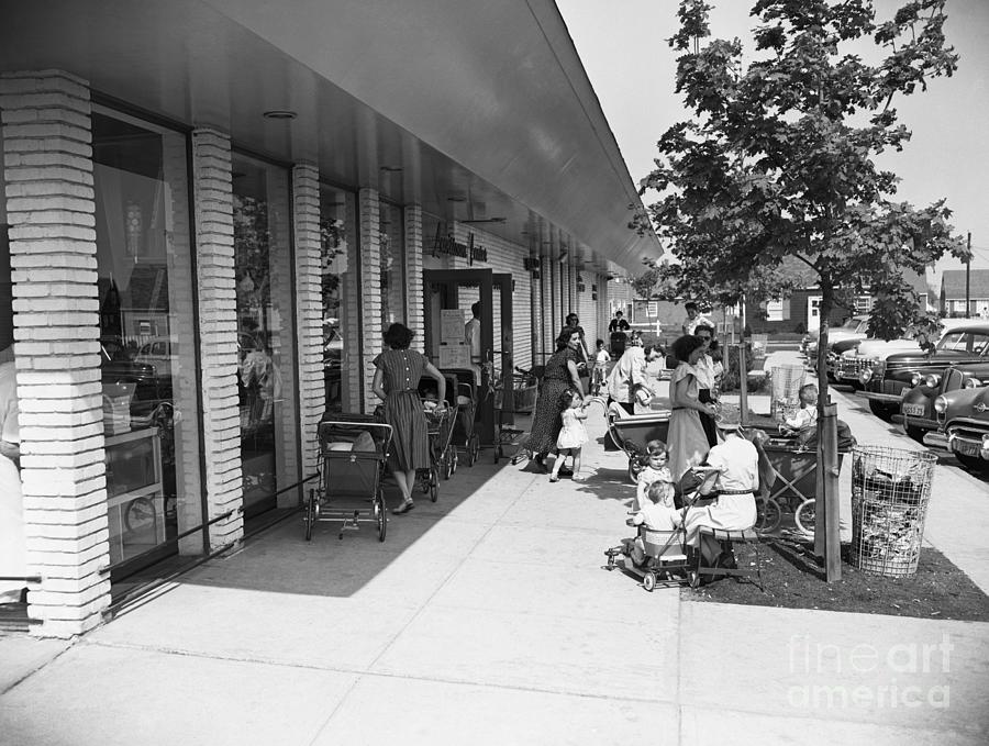 Mothers And Children In Levittown Photograph by Bettmann