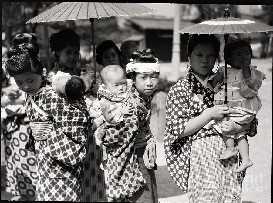 Mothers Holding Parasols, Children Photograph by Bettmann