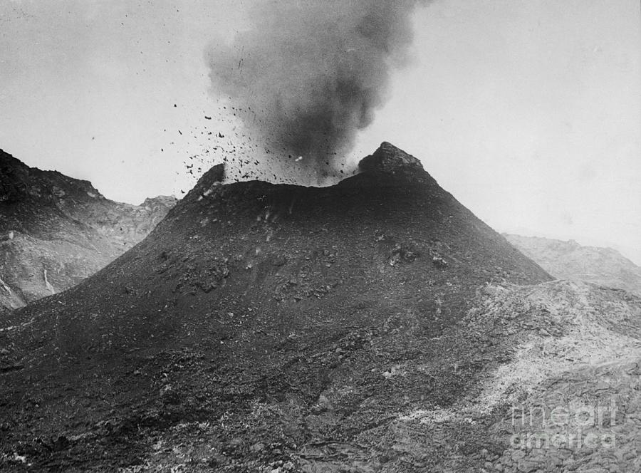 Mount Vesuvius Erupting Forcefully Photograph by Bettmann