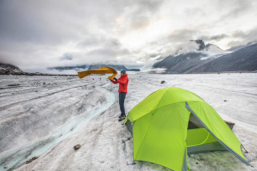 Gladys heel Allemaal Mountaineer Setting Up Tent On Glacier On Baffin Island. Photograph by  Cavan Images - Fine Art America