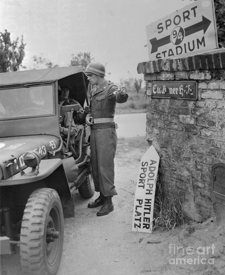 Mp Soldier Directing Traffic Photograph by Bettmann