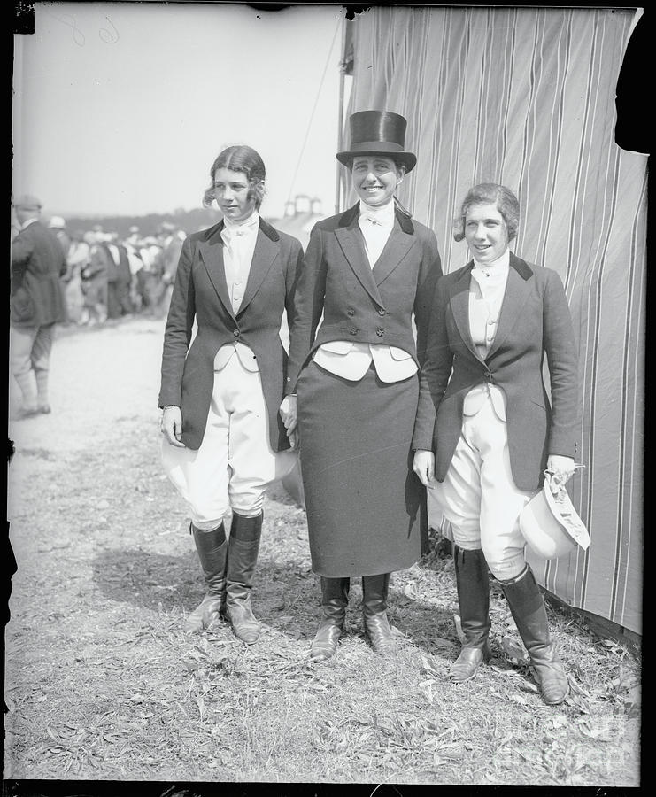 Mrs. Bernard And Her Daughters Photograph by Bettmann