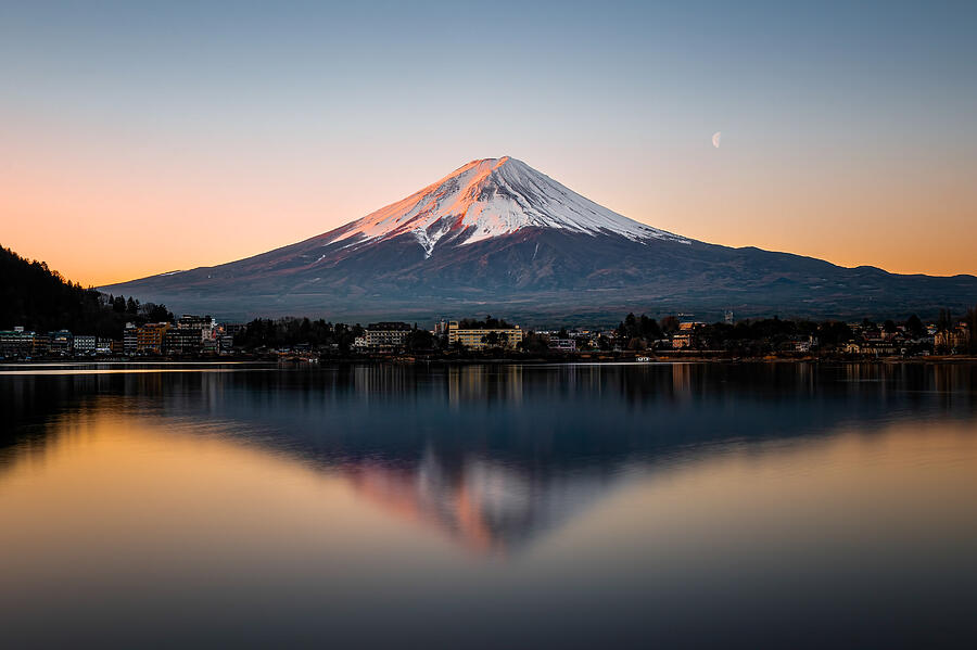 Mt. Fuji\s Morning Light Photograph by Lipinghu