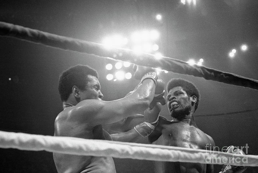 Muhammad Ali And Leon Spinks Boxing Photograph by Bettmann