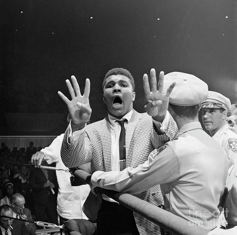 Muhammad Ali Holding Up Eight Fingers Photograph by Bettmann