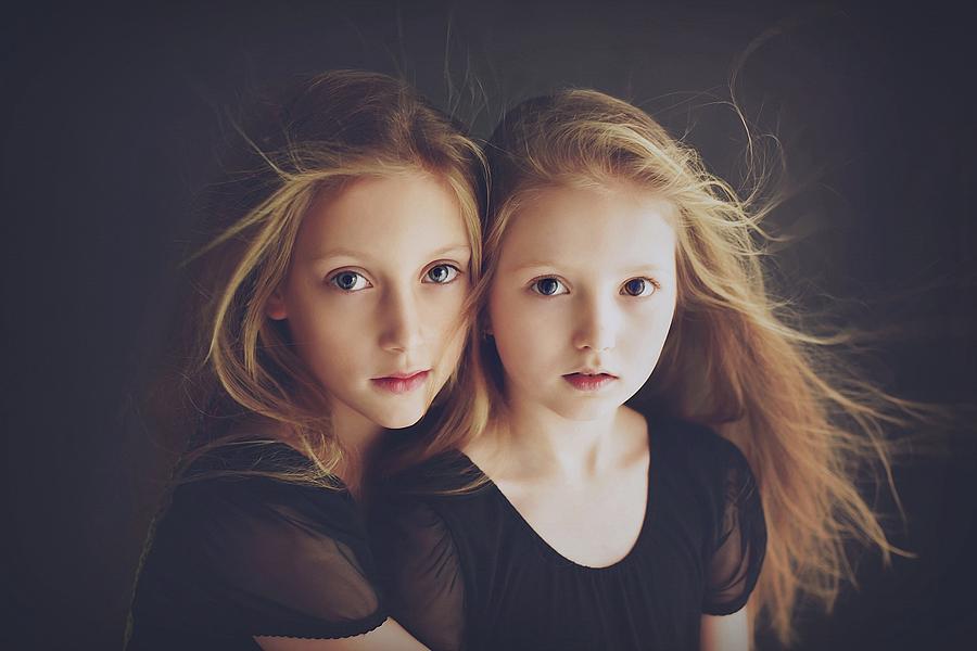 Portrait Photograph - Nadia & Kinga by Annascigaj