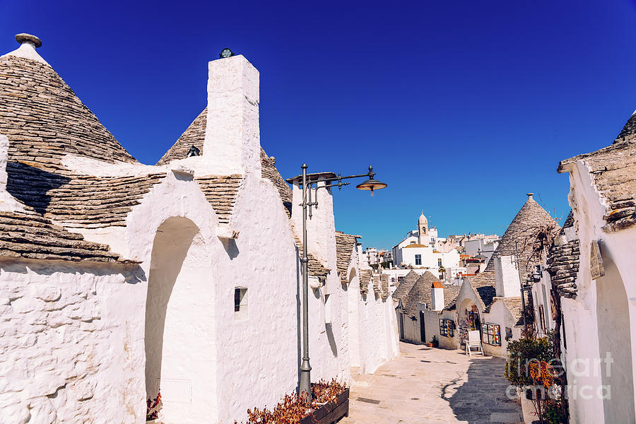 Narrow streets between the trulli of Alberobello, in southern Italy, ideal for family trips. Photograph by Joaquin Corbalan