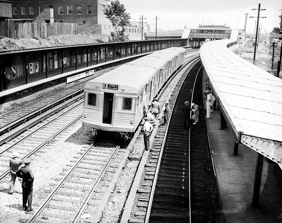 New York City Subway In Brooklyn Photograph by New York Daily News Archive