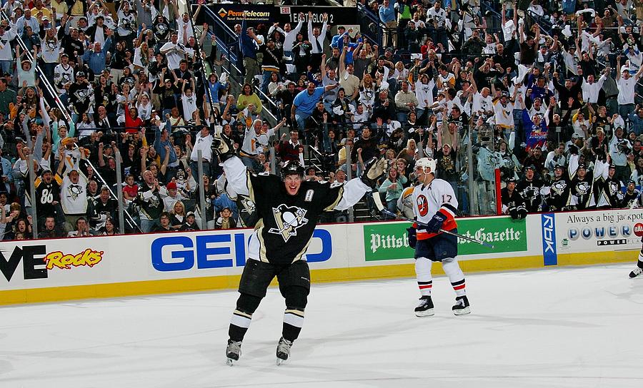 New York Islanders V Pittsburgh Penguins Photograph by Bruce Bennett